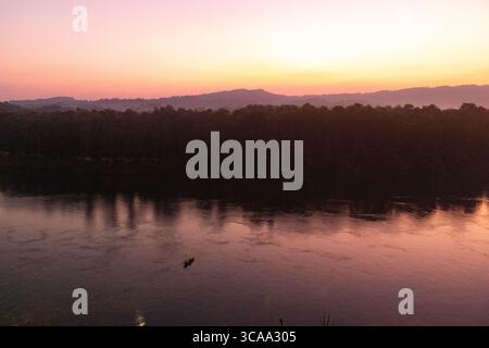 Vista del tramonto sul lago Kaptai calma e colorata Foto Stock