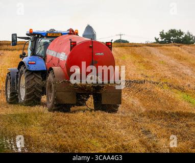 Vicino a Lurgan, Contea di Armagh, Irlanda del Nord, Regno Unito. 6 agosto 2025. Clima nel Regno Unito - una giornata più fredda, asciutta ma con un'abbondanza di nuvole significa temperature intorno alla norma per il periodo dell'anno. Il clima secco fa sì che gli agricoltori spendano i liquami all'inizio di agosto. Crediti: CAZIMB/Alamy Live News. Foto Stock