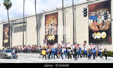 2 maggio 2023, Burbank, California, USA: Gli scrittori con televisione e film scioperano dopo che le trattative fallirono, il primo giorno davanti agli studi della Warner Bros. Questo sarà il primo sciopero WGA in più di 15 anni con più di 11.000 scrittori televisivi e cinematografici che si prevede abbandoneranno il lavoro. (Credit Image: © Gene Blevins/ZUMA Press Wire)2 maggio 2023, Burbank, California, Stati Uniti: Foto Stock