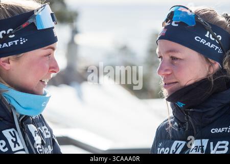 16 marzo 2023, Holmenkollen, Oslo, Norvegia: La leggenda del biathlon, e doppia campionessa olimpica, Tiril Eckhoff (R) con la sua amica Ingrid Landmark Tandrevold in una conferenza stampa in cui annuncia la fine della sua carriera. (Immagine di credito: © Igor Stan?Ã­K/SOPA Images via ZUMA Press Wire) Foto Stock
