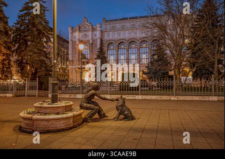 Statua di bronzo di una ragazza che suona con un cane di Raffay Dávid di fronte alla sala concerti Vigadó di Pest Budapest, Ungheria, 11 marzo 2025 Foto Stock