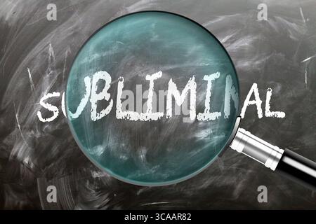 Subliminale - impararlo, studiarlo e ispezionarlo. Un'occhiata più da vicino al subliminale. Una lente d'ingrandimento che ingrandisce la parola "subliminale" scritta su una lavagna Foto Stock