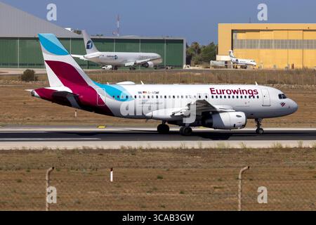 Eurowings Airbus A319-132 (REG: D-AGWF) pista di atterraggio 31 al mattino. Foto Stock