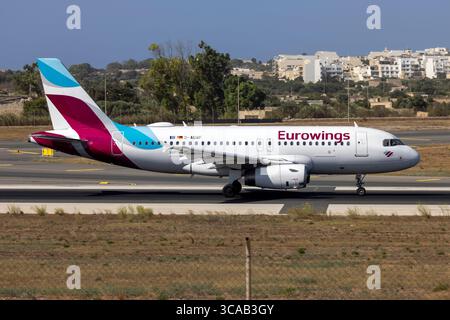 Eurowings Airbus A319-132 (REG: D-AGWF) pista di atterraggio 31 al mattino. Foto Stock