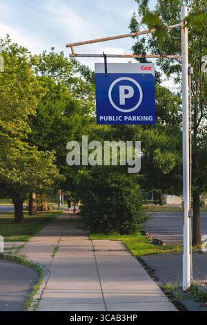 Syracuse, New York - 30 luglio 2025: Attenzione selettiva al segnale di parcheggio pubblico nel centro di Syracuse. Questo parcheggio è gestito da Laz Parking. Foto Stock