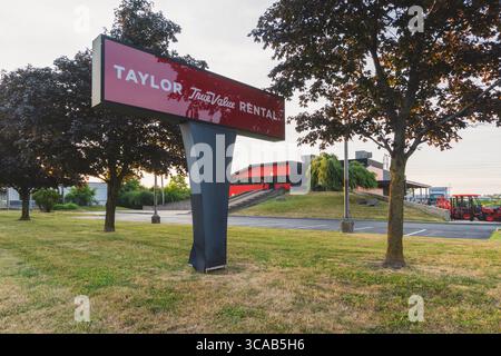 DeWitt, New York - 30 luglio 2025: La vista ultra-ampia di Taylor Rental è una rete di negozi di noleggio che offrono attrezzature e forniture per feste a appaltatori, omeo Foto Stock