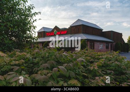 DeWitt, New York - 30 luglio 2025: Vista dell'ora d'oro del Texas Roadhouse Restaurant, la Texas Roadhouse è una catena di ristoranti che offre bistecche a tema occidentale a. Foto Stock