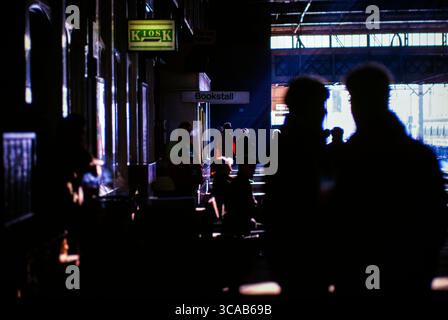 STOKE-ON-TRENT, STAFFORDSHIRE, INGHILTERRA, Regno Unito - 1992 - i passeggeri attendono i treni sulla banchina della stazione ferroviaria di Stoke - foto: Geopix/Bill Mitchell Foto Stock