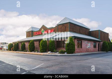 DeWitt, New York - 30 luglio 2025: Vista dell'ora d'oro del Texas Roadhouse Restaurant, la Texas Roadhouse è una catena di ristoranti che offre bistecche a tema occidentale a. Foto Stock