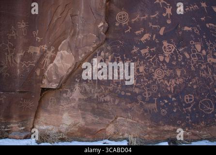 21 febbraio 2023, Monticello, Utah, Stati Uniti: 21 febbraio, 2023. Newspaper Rock è un pannello di incisioni petroglifiche di popoli nativi che includono le culture arcaiche, Anasazi, Fremont, Navajo, Anglo e Pueblo per più di 2000 anni. I pannelli di figure e motivi sono incisi nell'arenaria nella zona tra Monticello e Moab, Utah, ed è stato nominato monumento storico statale nel 1961. (Immagine di credito: © Ralph Lauer/ZUMA Press Wire) Foto Stock