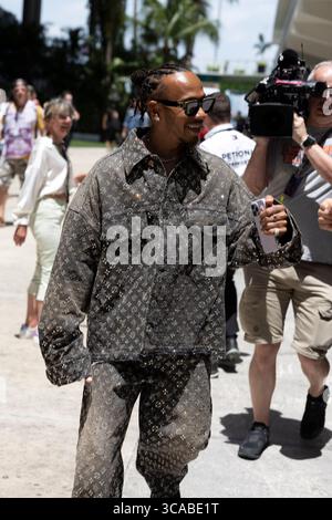 5 maggio 2023, Miami, Florida, Stati Uniti: LEWIS HAMILTON (GBR) di Mercedes #44 arriva sul paddock con un abito Louis Vuitton e stivali neri Doc Martens. ..le squadre si preparano a gareggiare nella seconda edizione della seconda gara americana di F1, con tre Gran premi da record che si terranno quest'anno in America a Miami, Austin e Las Vegas, a causa della crescente popolarità di questo sport grazie alla docuserie Drive to Survive di Netflix. Aston Martin, Ferrari e altri hanno in programma di sfidare Max Verstappen della Red Bull Oracle Racing sulla se del 2023 Foto Stock