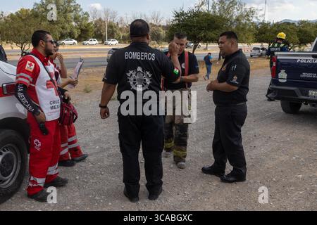 Le squadre di emergenza organizzano una strategia in un parco in mezzo alla crescente violenza a Ciudad Juarez. Foto Stock