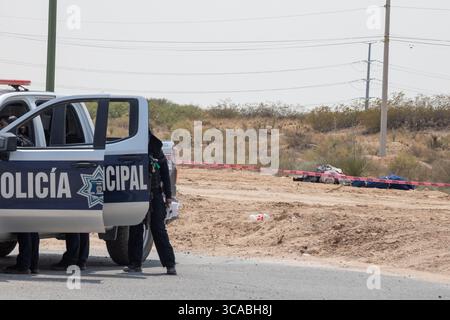La polizia indaga su diversi omicidi su una strada sterrata a Ciudad Juarez, una città nota per la violenza urbana. Foto Stock