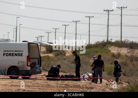 Il team forense indaga su una scena del crimine a Ciudad Juarez, una città afflitta dalla violenza urbana. Foto Stock
