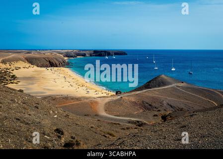 Playa Mujeres Beach, Lanzarote, Isole Canarie, Spagna - sabbia dorata, acque turchesi e paesaggio vulcanico Foto Stock