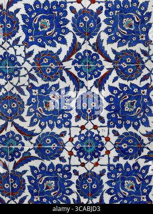 Istanbul - 24 settembre 2024 - pannello di piastrelle in ceramica con delicati motivi floreali caratteristici dell'artigianato decorativo turco ottomano tradizionale. Ruste Foto Stock