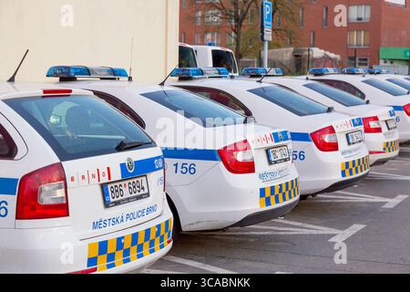 Brno, Repubblica Ceca - aprile 2018: Auto della polizia municipale Skoda parcheggiate di fila a Brno, Moravia, Repubblica Ceca Foto Stock