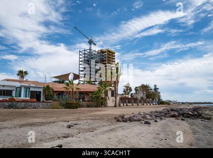 La Paz, BCS, Messico - 27 aprile 2025: Progetto di costruzione in corso con gru vicino a Playa Conchalito, nel centro della città. Foto Stock