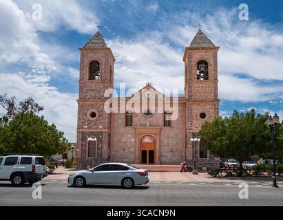 Facciata esterna della Iglesia de Nuestra Señora la Reina de los Ángeles, comunemente nota come la Placita o Plaza Church. Foto Stock