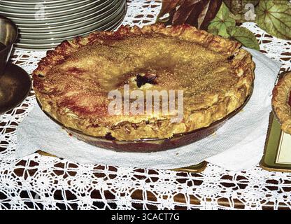 Wellesley, Massachusetts, Stati Uniti d'America: Tovaglia al forno con torta di mirtilli su pizzo (immagine di credito: © Novo Images/Glasshouse via ZUMA Press Wire) Foto Stock