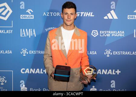 29 maggio 2023, Varsavia, Polonia: Marc Gual di Jagiellonia Bialystok con il premio per il miglior attaccante della stagione 2022/23 visto durante il Gala di Ekstraklasa 2023 a Varsavia. (Immagine di credito: © Mikolaj Barbanell/SOPA Images via ZUMA Press Wire) Foto Stock