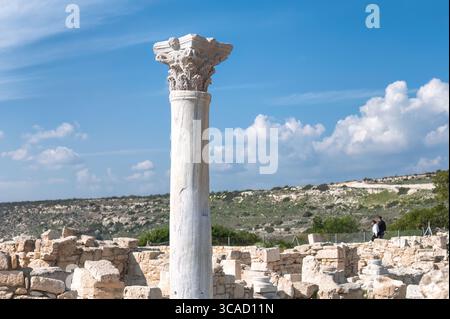 Colonna di marmo bianco che si innalza verso un bellissimo cielo blu con nuvole nell'antica città greco-romana di Kourion, Cipro Foto Stock