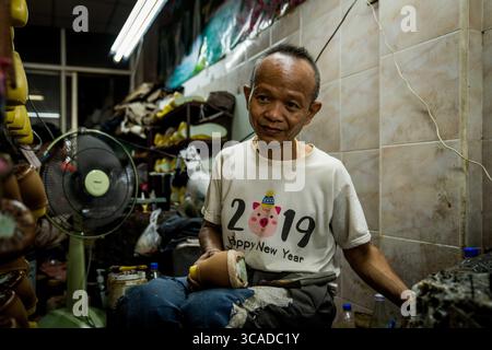 17 luglio 2023, Bangkok, Thailandia: Un calzolaio lavora a Bangkok. Vita quotidiana a Bangkok, Thailandia il 17 luglio 2023. (Immagine di credito: © Matt Hunt/ZUMA Press Wire) Foto Stock