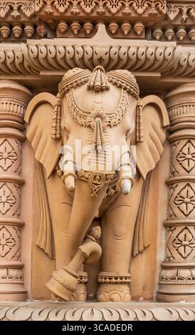 Robbinsville, NJ - US - 2 agosto 2025 la scultura in arenaria scolpita di Swaminarayan Akshardham del Signore Ganesha adorna una parete del tempio, che mostra gioielli, ele Foto Stock