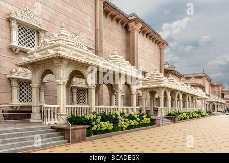 Robbinsville, NJ - US - 2 agosto 2025 il BAPS Swaminarayan Akshardham è un complesso di templi indù a Robbinsville, New Jersey, che presenta una complessa architettura e. Foto Stock