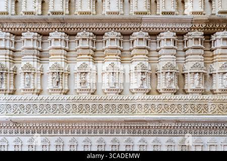 Robbinsville, NJ - US - 2 agosto 2025 squisiti dettagli in pietra intagliata intricatamente di un tempio indù, BAPS Swaminarayan Akshardham, con dettagli di Foto Stock