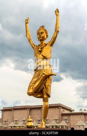 Robbinsville, NJ - US - 2 agosto 2025 Una statua dorata di 49 piedi di Bhagwan Swaminarayan nella Nilkanth Plaza di BAPS Swaminarayan Akshardham, impegnata in profondità Foto Stock
