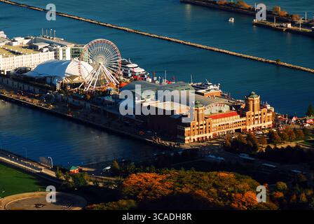 Una vista aerea di Chicago mostra la ruota panoramica e l'area di divertimento del Navy Pier che si estende sul lago Michigan dalla John Handcock Tower Foto Stock
