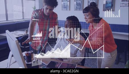 Collaborare con colleghi che indossano abiti da lavoro per analizzare i dati in ufficio, con monitor e grafici Foto Stock