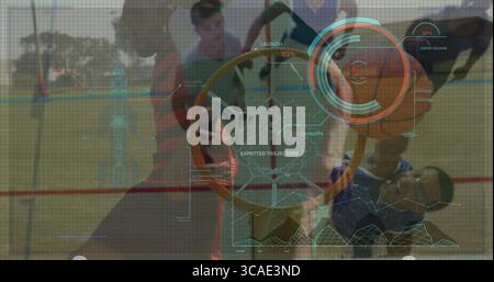 Schiacciare il giocatore in una maglia che si aggrappa con la palla sul campo all'aperto, con la traiettoria di tracciamento HUD Foto Stock