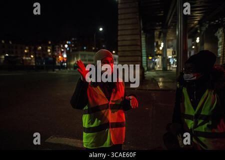 13 febbraio 2021, 19° distretto di Parigi (19° arrond, Ile-de-France (regione, Francia: Elisabeth, 28 anni, è volontaria da aprile. Lavora per la SNCF e si è ritrovata parzialmente disoccupata durante il primo confinamento. Ha contattato l'associazione - un chorba per tutti - per rendersi utile e aiutare le persone in difficoltà. L'associazione - Chorba pour tous - fornisce sostegno alle famiglie nell'apprendimento e nell'assistenza sociale. (Immagine di credito: © Sadak Souici/ZUMA Press Wire) Foto Stock