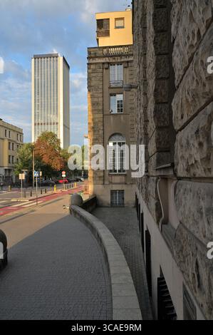 Varsavia, architettura, Palazzo della Cultura, cielo, nuvola. Estate, una metropoli moderna circondata da alberi. templi, grattacieli, bagliore del sole. niente persone Foto Stock