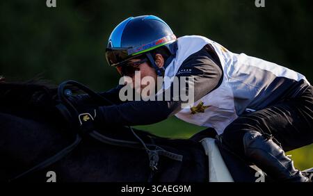 6 aprile 2023, Arcadia, CA, USA: Mandarin Hero con Kazushi Kimura a bordo lavora dal cancello di partenza come sua preparazione finale per il Santa Anita Derby al Santa Anita Park ad Arcadia, California, il 6 aprile 2023. Alex Evers/Eclipse Sportswire/CSM (immagine di credito: © Alex Evers/CSM tramite ZUMA Press Wire) Foto Stock