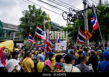 18 luglio 2023, Bangkok, Thailandia: Gruppi nazionalisti e filo-monarchici manifestano fuori dal parlamento il 18 luglio 2023. Le persone si riuniscono per manifestare al di fuori del Parlamento thailandese, noto anche come Assemblea Nazionale della Thailandia, per chiedere a Wan Muhamad Noor Matha, il presidente della camera, e ai 250 senatori nominati dai militari di ascoltare chi vogliono essere eletti il prossimo primo ministro nella votazione bicamerale del secondo turno che si terrà il 19 luglio 2023. (Immagine di credito: © Matt Hunt/ZUMA Press Wire) Foto Stock