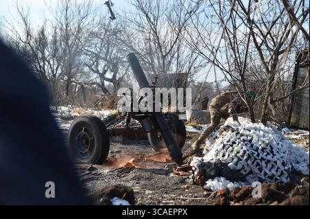 3 febbraio 2023, Kiev, Oblast di Donetsk, Ucraina: Un mortaio viene sparato contro le posizioni russe lungo la linea orientale dell'Ucraina. Le forze russe vengono respinte dall'artiglieria in tutto il fronte. (Immagine di credito: © Madeleine/ZUMA Press Wire) Foto Stock
