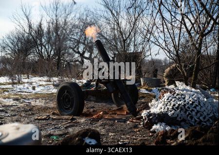 3 febbraio 2023, Kiev, Oblast di Donetsk, Ucraina: Un mortaio viene sparato contro le posizioni russe lungo la linea orientale dell'Ucraina. Le forze russe vengono respinte dall'artiglieria in tutto il fronte. (Immagine di credito: © Madeleine/ZUMA Press Wire) Foto Stock