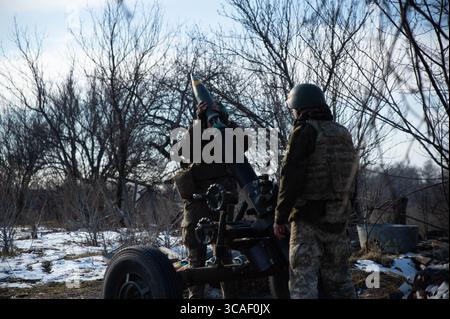 3 febbraio 2023, Kiev, Oblast di Donestk, Ucraina: Gli equipaggi di mortai ucraini sparano un mortaio francese alle posizioni russe lungo la linea del fronte. L'artiglieria e i sistemi di mortai stranieri sono stati utilizzati lungo la linea del fronte per respingere le forze russe. (Immagine di credito: © Madeleine/ZUMA Press Wire) Foto Stock