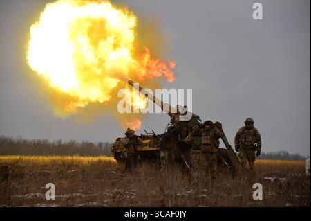 5 febbraio 2023, Kiev, Oblast di Donetsk, Ucraina: Gli equipaggi di artiglieria ucraini sparano il Pion semovente artiglieria contro le forze russe in direzione Soledar. Mentre l'invasione continua, l'artiglieria continua ad essere usata contro le forze russe invasore. (Immagine di credito: © Madeleine/ZUMA Press Wire) Foto Stock