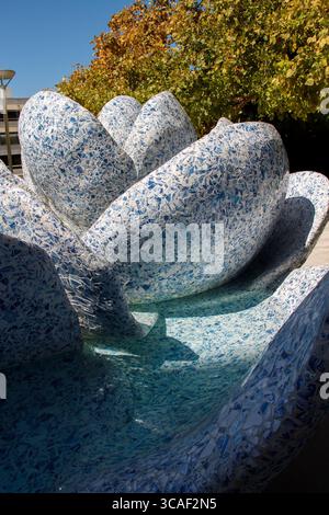 La scultura Flower alla Walt Disney Concert Hall mdoern Architecture, luogo di intrattenimento nel centro cittadino di Los Angels, Los Angeles, California, ONU Foto Stock