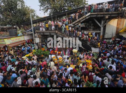 23 ottobre 2023, Mumbai, Maharashtra, India: Le persone fanno acquisti in un mercato affollato, fuori da una stazione ferroviaria, in vista del festival religioso di Dussehra, a Mumbai, in India, il 23 ottobre 2023. (Immagine di credito: © Niharika Kulkarni/ZUMA Press Wire) Foto Stock