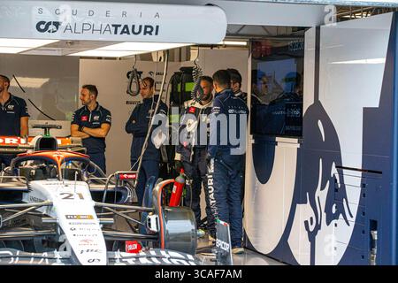 Scuderia AlphaTauri meccanica al lavoro sulla vettura.durante la sessione di qualificazione di sabato 17 giugno - FORMULA 1 PIRELLI GRAND PRIX DU CANADA 2023 - dal 15 al 18 giugno 2023 al circuito Gilles Villeneuve, Montreal, Quebec, Canada (Credit Image: © Stefano Facchin/CSM via ZUMA Press Wire) Foto Stock