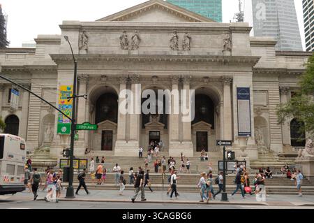 New York, Stati Uniti. 6 agosto 2025. La New York Public Library si trova a Manhattan, New York. Credito: SOPA Images Limited/Alamy Live News Foto Stock