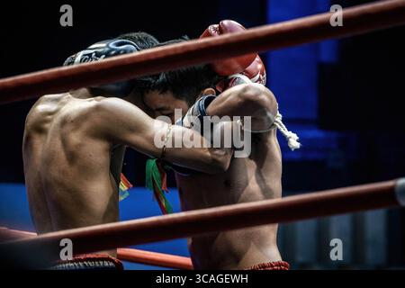 7 novembre 2022, Bangkok, Thailandia: Pugili Muay Thai visti durante una lotta, allo stadio BangkokÃ­s Rajadamnern. Muay Thai combatte nell'iconico stadio Rajadamnern di Thailandâ, il palcoscenico da sogno per i concorrenti ed è il preferito per gli sport da combattimento in tutto il mondo. (Immagine di credito: © Nathalie Jamois/SOPA Images via ZUMA Press Wire) Foto Stock