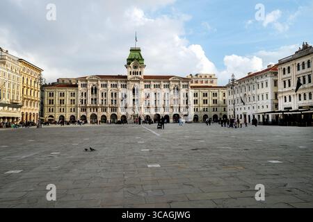 Eclettico Municipio di Trieste in Piazza dell'unità d'Italia a Trieste, Italia e Fontana dei quattro continenti. Foto Stock