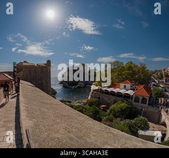 Dubrovnik, Croazia - 14 settembre 2023: I turisti esplorano le storiche mura della città, godendo di vedute panoramiche del Mare Adriatico. Foto Stock