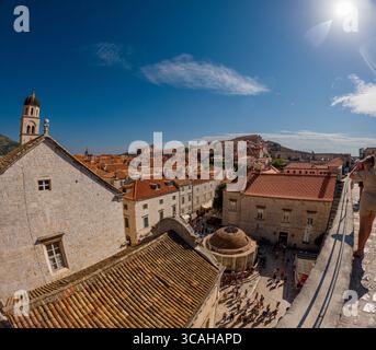 Dubrovnik, Croazia - 14 settembre 2023: I turisti esplorano le storiche mura della città, catturando vedute panoramiche della città vecchia. Foto Stock